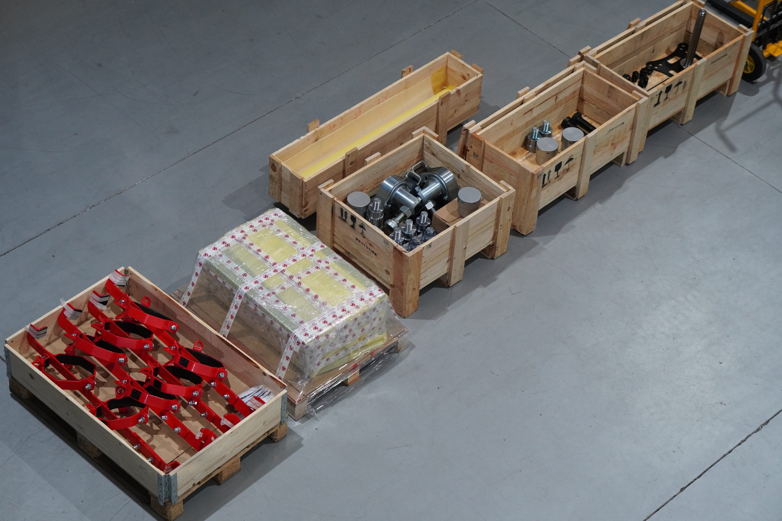 Útiles embalados en cajas de madera en el taller de Prototipa, vistos desde arriba, listos para su envío